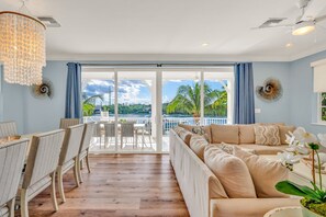 Smart TV - Sunset Tides - Luxury Waterfront Pool Home, 30' Dock (Marathon)