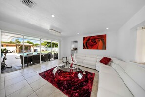 Smart TV, fireplace, stereo - Hard Rock Stadium 5 min Home Pool Retreat (Miami)