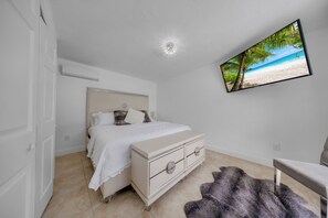 2 bedrooms, iron/ironing board, free WiFi, bed sheets - Hard Rock Stadium 5 min Home Pool Retreat (Miami)