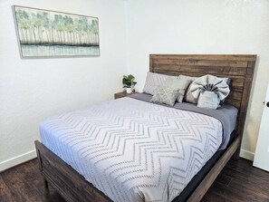 Escritorio, tabla de planchar con plancha, cuna de viaje y wifi gratis 