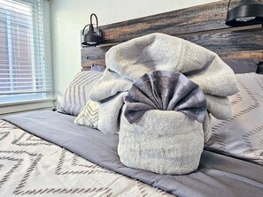 3 bedrooms, iron/ironing board, travel cot, free WiFi - Skyline Hot Tub Deck • Harbor Views, Sleeps 8 (San Diego)