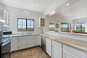 Microwave, oven, stovetop, dishwasher - Newly renovated charming 2-bedroom condo in enchanting Fountain Hills. (Fountain Hills)