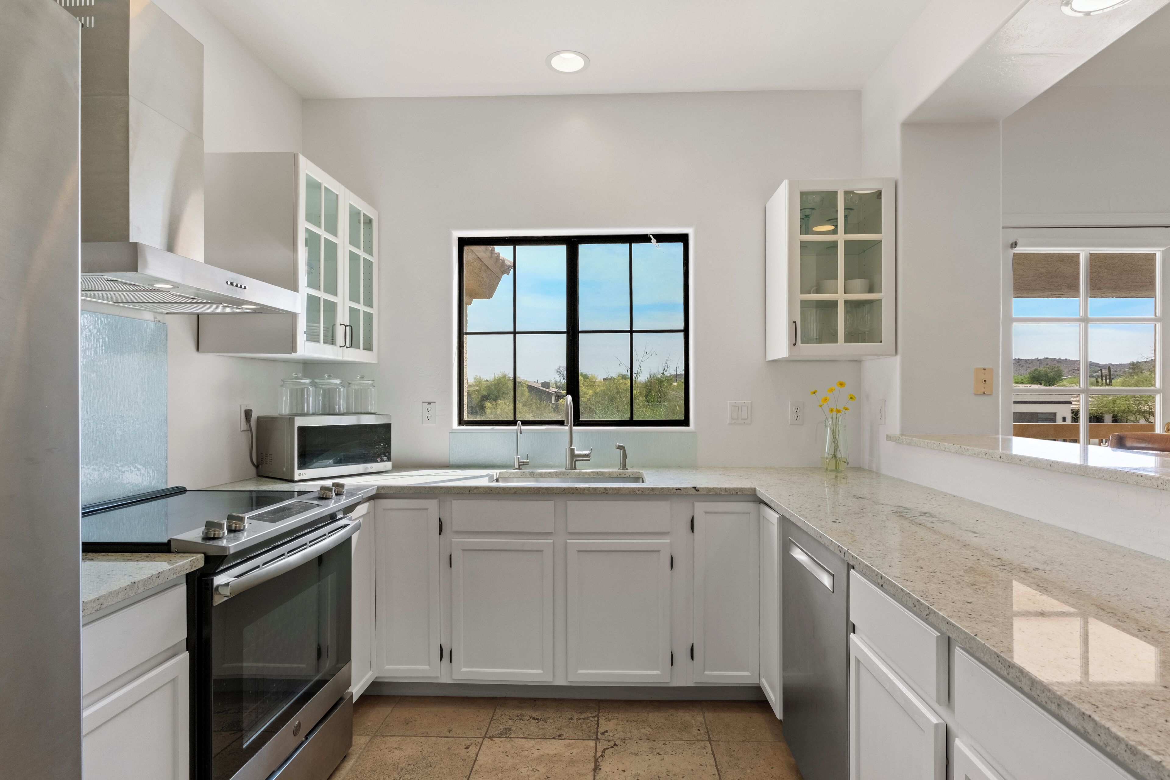 Microondas, horno, placa de cocina y lavavajillas