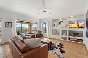 TV - Newly renovated charming 2-bedroom condo in enchanting Fountain Hills. (Fountain Hills)