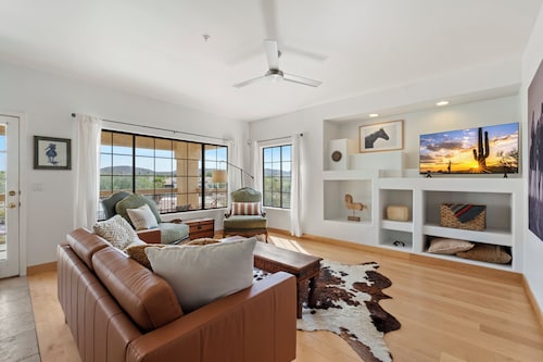 Newly renovated charming 2-bedroom condo in enchanting Fountain Hills.