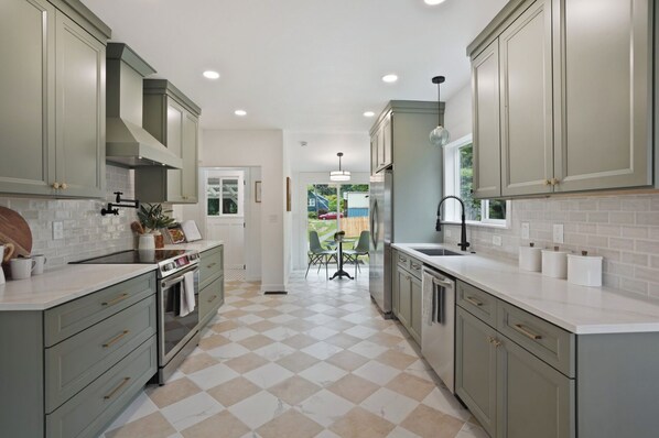 ميكروويف، فرن، موقد طهي مسطح، غسالة أطباق