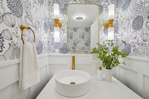 تجهيزات دش، مجففات شعر، مناشف، ورق حمّام