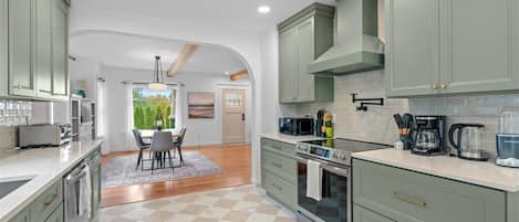 Micro-ondes, four, plaque de cuisson, lave-vaisselle