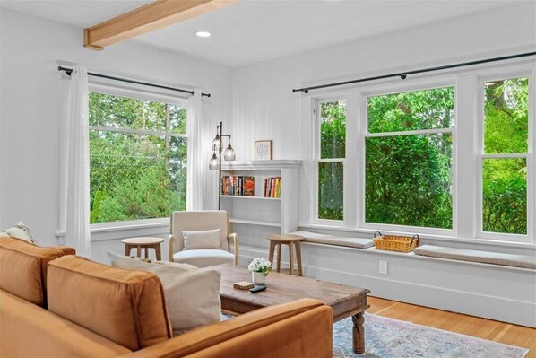 Interior - 3 Bedroom - Beautifully Remodeled Bungalow - Extended Stays (Portland)