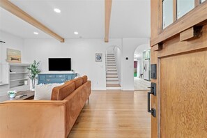 Interior - 3 Bedroom - Beautifully Remodeled Bungalow - Extended Stays (Portland)