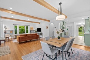 Interior - 3 Bedroom - Beautifully Remodeled Bungalow - Extended Stays (Portland)