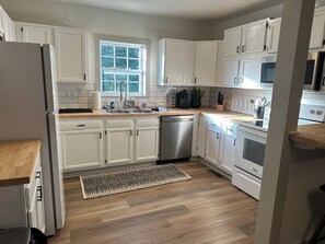 Een microgolfoven, een oven, een kookplaat, een vaatwasser