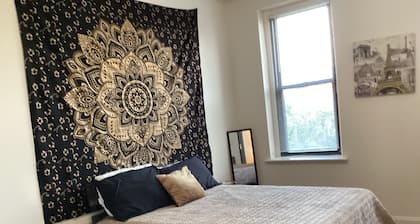 Stylish Bedroom Escape-Warm & Relaxing Ambiance in lovely Greensboro with AC