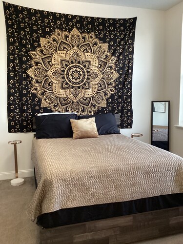 Stylish Bedroom Escape-Warm & Relaxing Ambiance in lovely Greensboro with AC