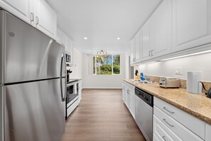 冷蔵庫、電子レンジ、オーブン、コンロ