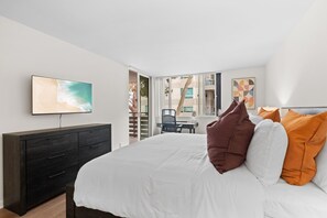 2 bedrooms, iron/ironing board, travel cot, free WiFi - Family-Friendly 2BR at Marina Del Rey (Marina del Rey)