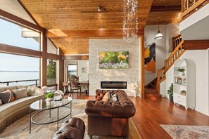 Living area - Seacliff Sunset Haven (Stanwood)