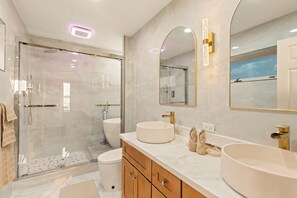 Ducha, secador de pelo, bidet, toallas