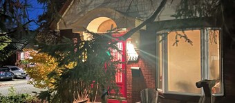Bright Room in Beautiful Old Ottawa East.
Steps from Canal.
Ottawa at its best.