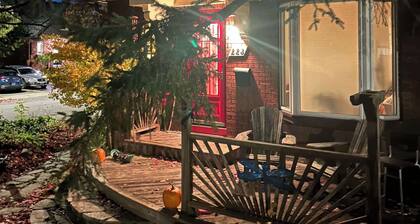 Bright Room in Beautiful Old Ottawa East.
Steps from Canal.
Ottawa at its best.