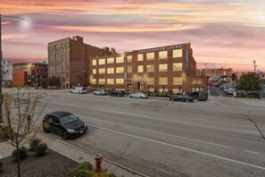 Exterior - DT Luxe Comfy & Huge Loft, Wi-Fi, Parking, Cafe (Cleveland)