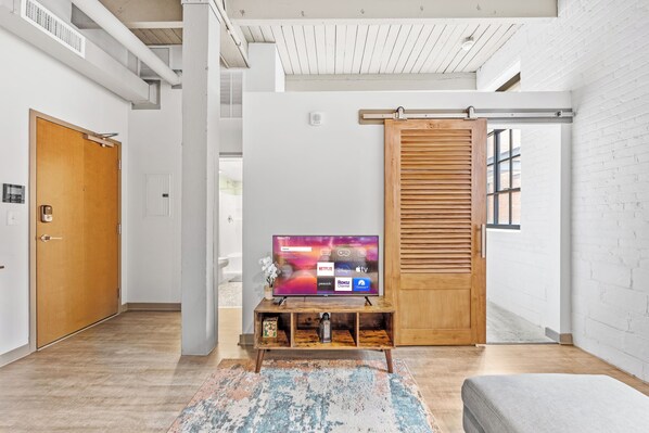 Interior - DT Luxe Comfy & Huge Loft, Wi-Fi, Parking, Cafe (Cleveland)