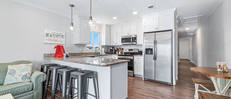 Geladeira, micro-ondas, fogão, cooktop