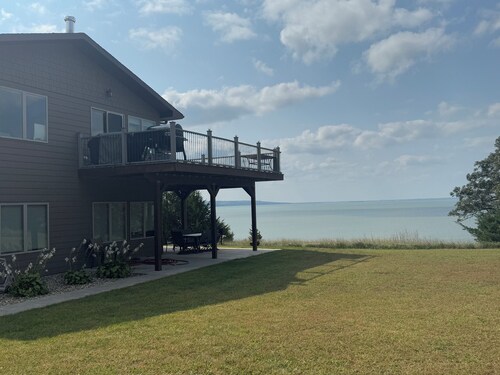 Hunters & outdoor lovers charming 4-bedrm lake house with best view on the lake!