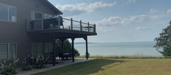 Hunters & outdoor lovers charming 4-bedrm lake house with best view on the lake!