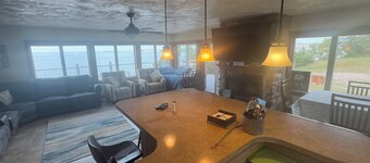 Hunters and Outdoor lovers Charming 4-bedrm cabin/2400 sf lake house in Crofton