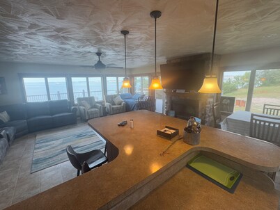 Hunters and Outdoor lovers Charming 4-bedrm cabin/2400 sf lake house in Crofton