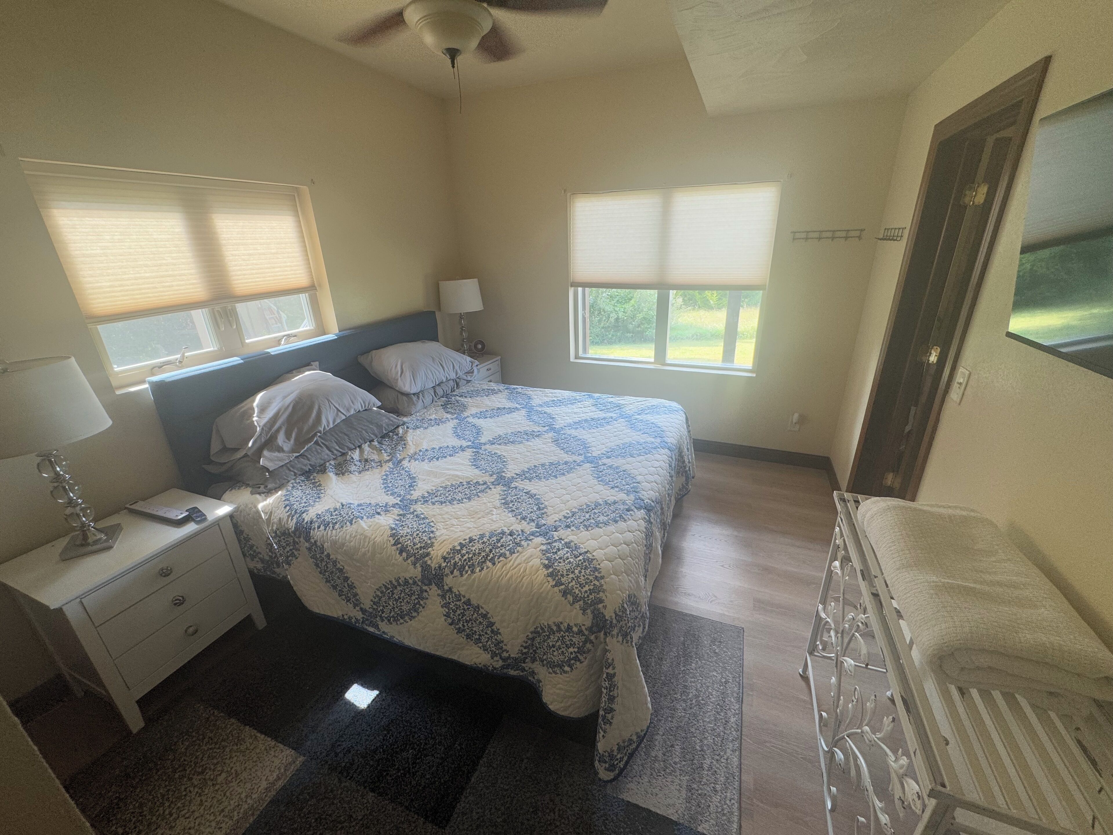 4 bedrooms, iron/ironing board, WiFi, bed sheets