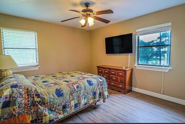 3 bedrooms, iron/ironing board, WiFi, bed sheets