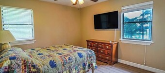 Waterfront Cove   3 bed, 3 bath, jacuzzi tub, screened sunroom, deck,fireplace