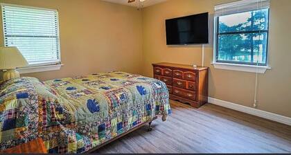 Waterfront Cove 3 bed, 3 bath, jacuzzi tub, screened sunroom, deck,fireplace