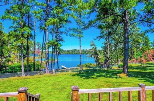 Waterfront Cove   3 bed, 3 bath, jacuzzi tub, screened sunroom, deck,fireplace