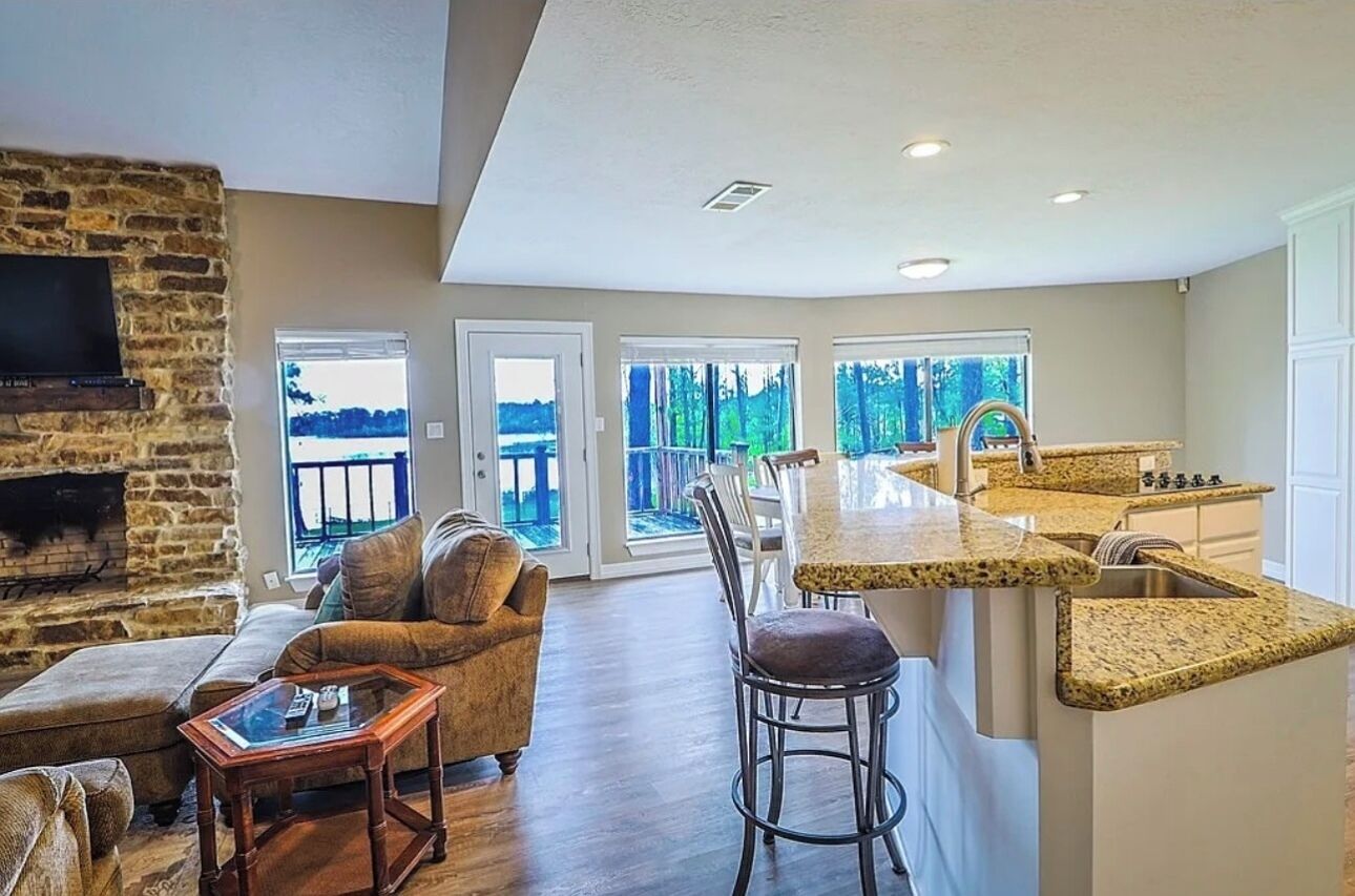 Una televisión, una chimenea