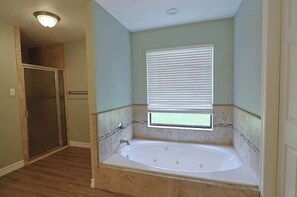 Jetted bath, hair dryer, towels, soap - Waterfront Cove   3 bed, 3 bath, jacuzzi tub, screened sunroom, deck,fireplace (Brookeland)