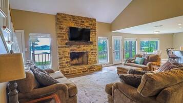 Televisor i llar de foc