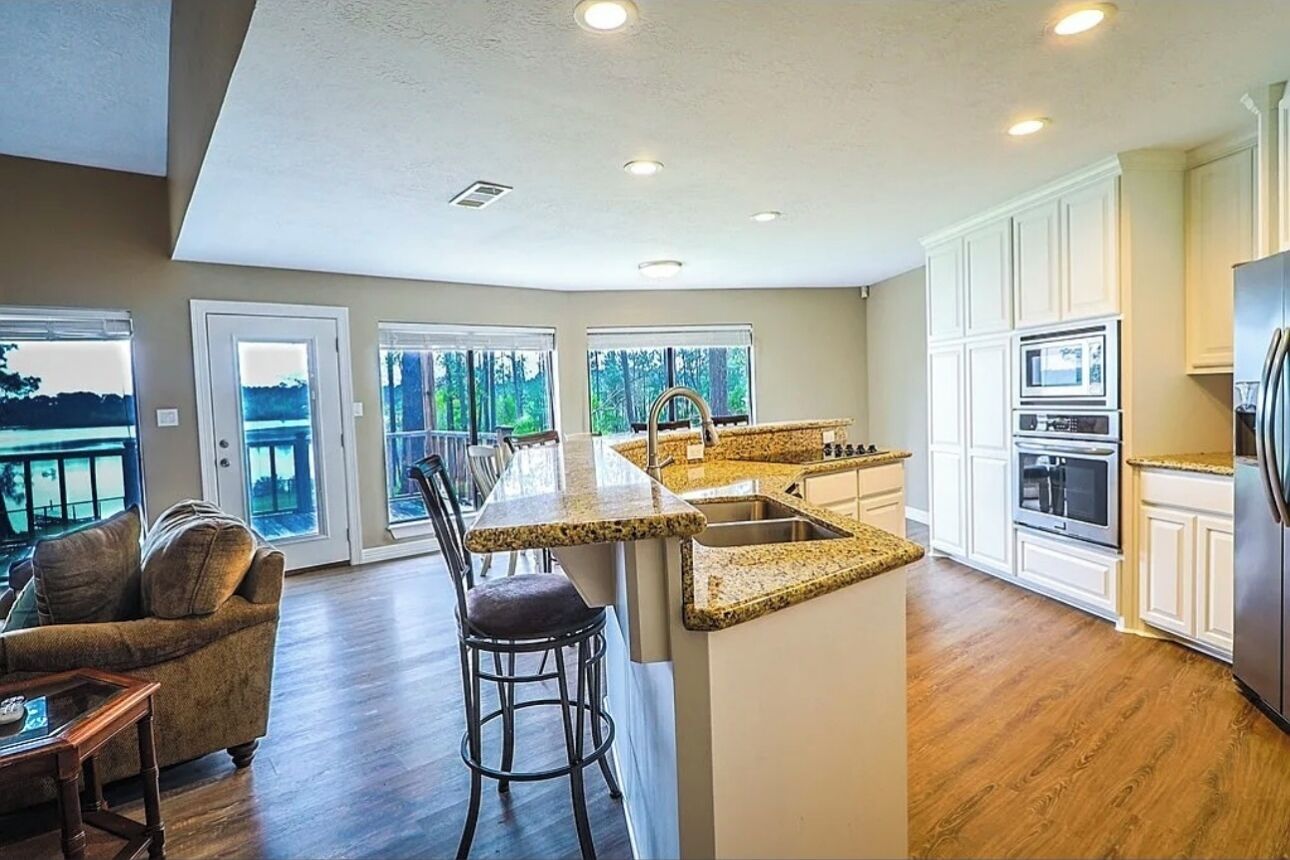 Microondas, horno, placa de cocina y lavavajillas