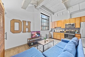 Private kitchen - Huge DT Loft, Sofa Bed & Wi-Fi (Cleveland)