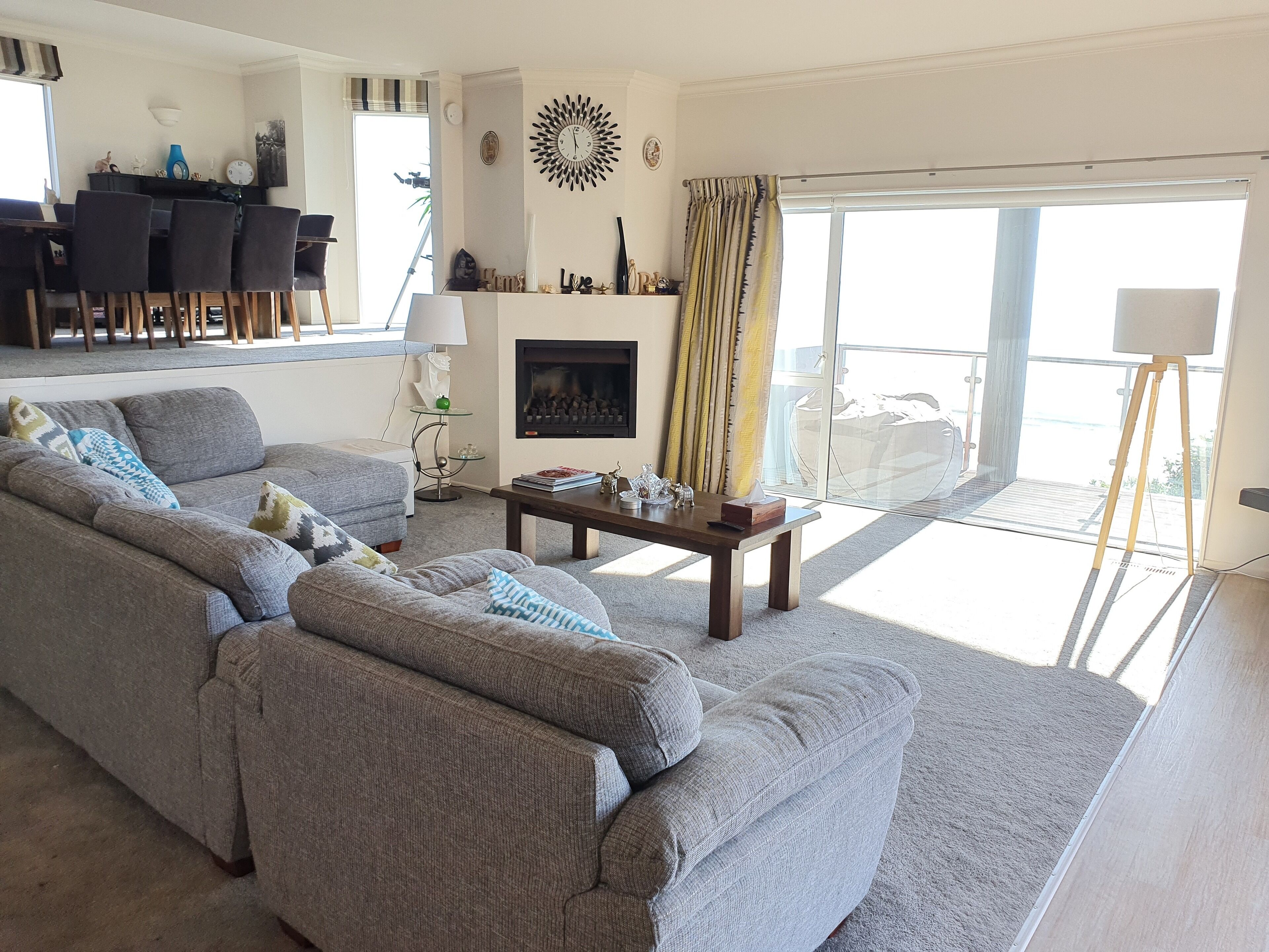 TV connectée, cheminée, table de tennis de table