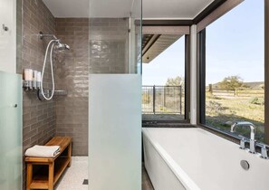 Douche, sèche-cheveux, serviettes fournies, shampoing