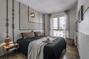 Tabla de planchar con plancha, wifi y ropa de cama