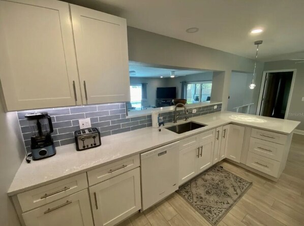 Microwave, oven, stovetop, dishwasher - Remodeled 3/2 Pool Home in NW Bradenton - Just 5 miles to Anna Maria Island! (Bradenton)