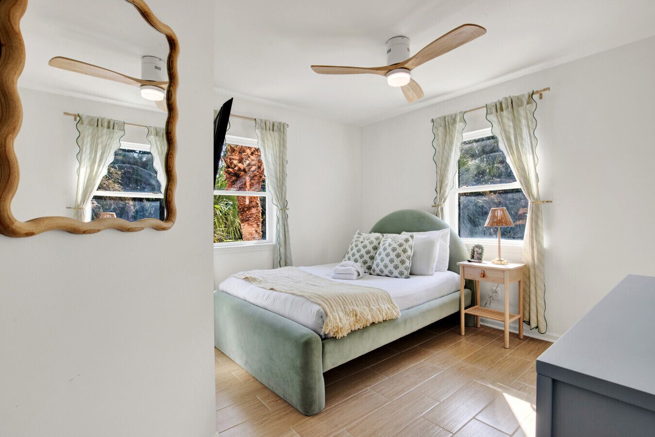 3 bedrooms, desk, iron/ironing board, travel crib