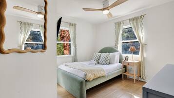 3 Schlafzimmer, Schreibtisch, Bügeleisen/Bügelbrett, Reisekinderbett