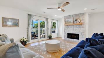 Fernseher, Kamin, Tischtennisplatte, Bücher