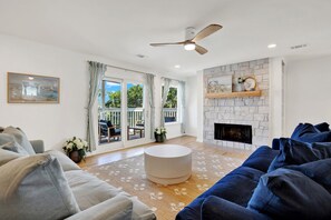 Fernseher, Kamin, Tischtennisplatte, Bücher