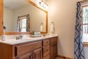 Shower, hair dryer, towels, soap - Tranquil cabin with yearlong mountain views, game room, fire pit near wineries (Cleveland)